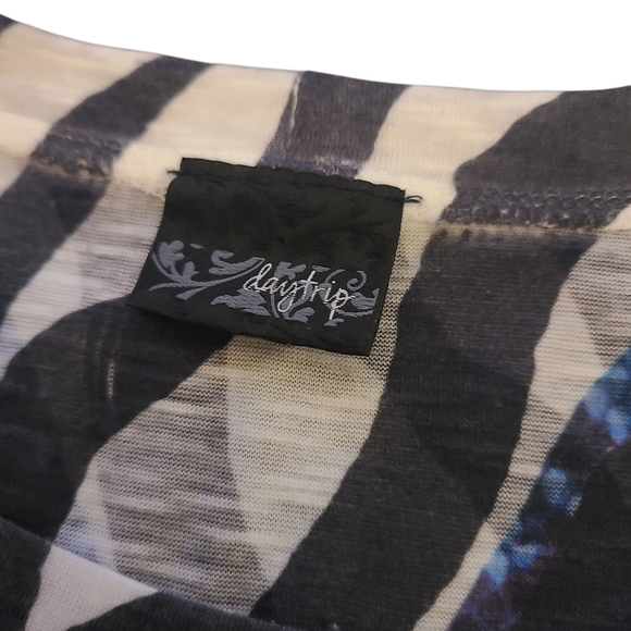 Buckle Daytrip Sequin Zebra Animal Print Orange Blue Fitted Graphic Tee Large - Picture 3 of 6